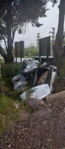 Volcó e impactó contra los pinos de la entrada de La Cumbre
